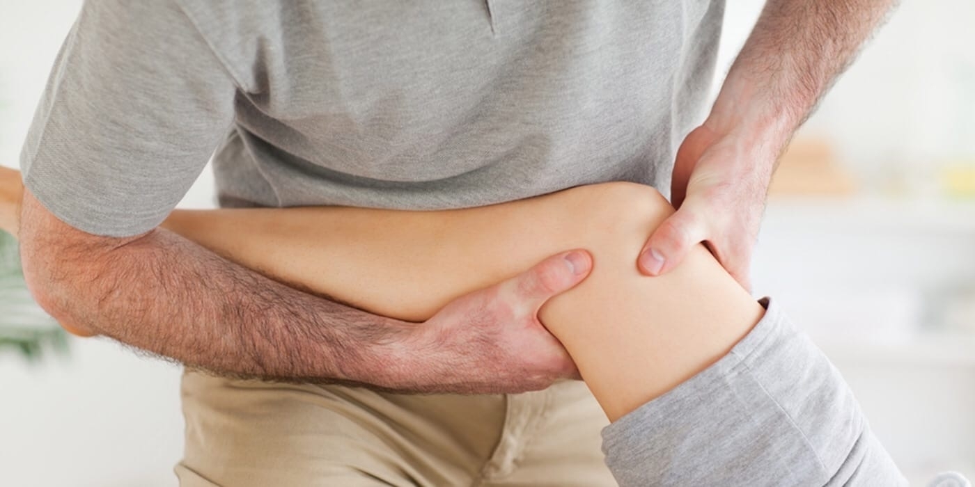 Врач медицинского центра проводит консультацию пациента